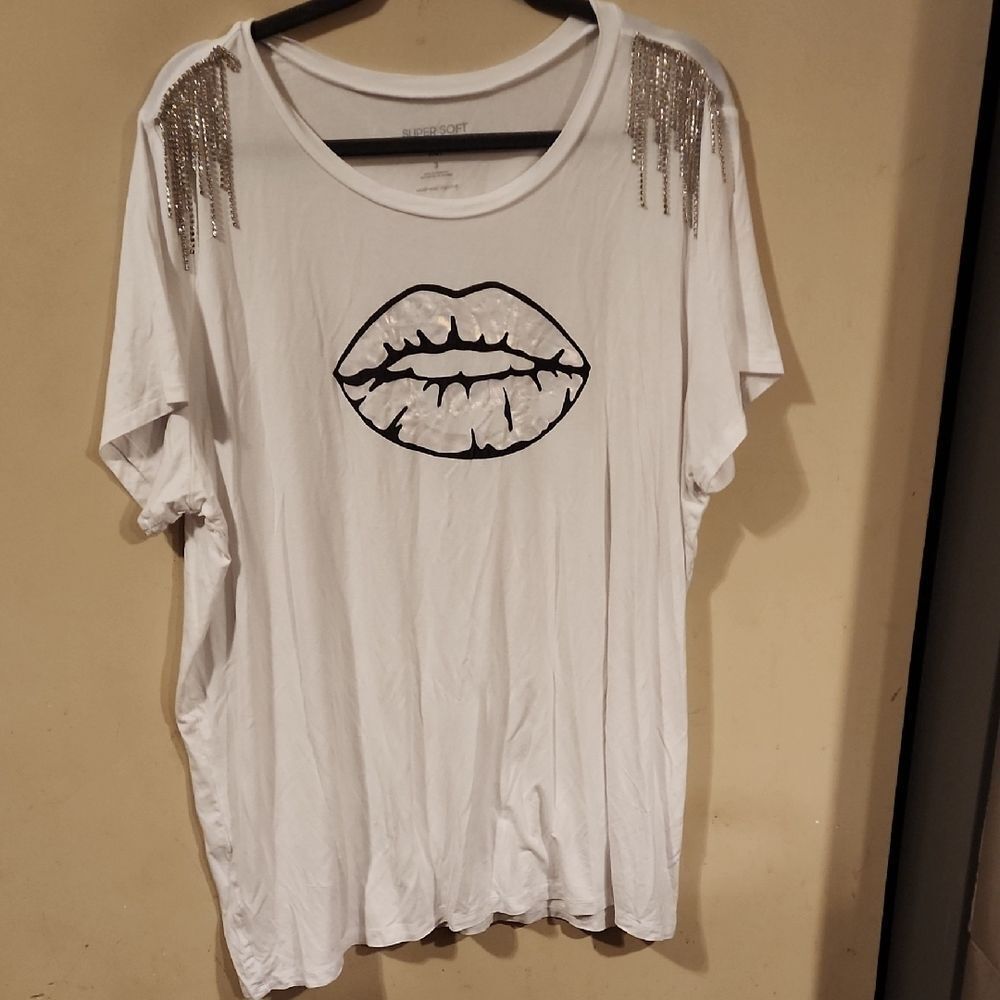 Torrid White Lip Print Top with Silver Accents Size 3 EUC